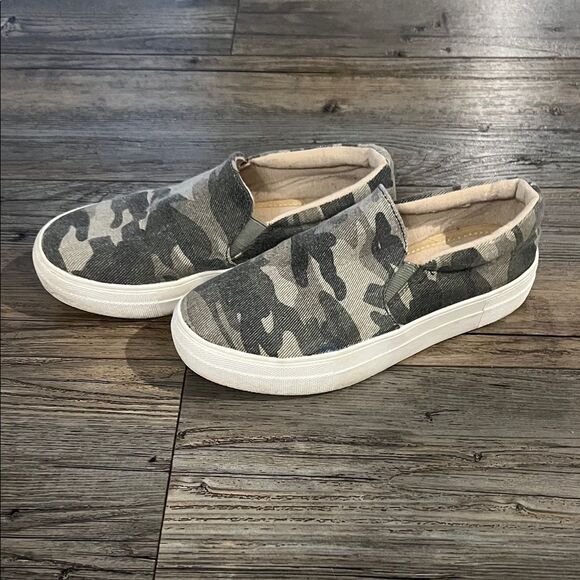 Soda Camouflage Slip-On Sneakers - Picture 4 of 6
